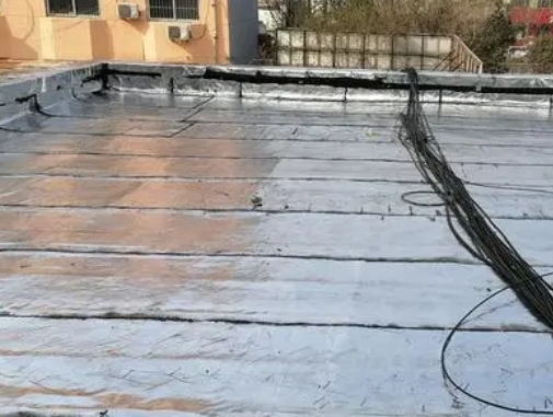 杨浦卫生间漏水维修公司分享下杨浦屋面楼顶防水刚性防水层施工要点。